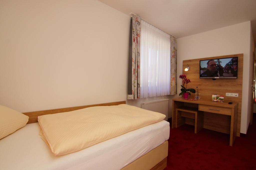 Gasthaus Und Landhotel Wiedmann Eresing Екстериор снимка
